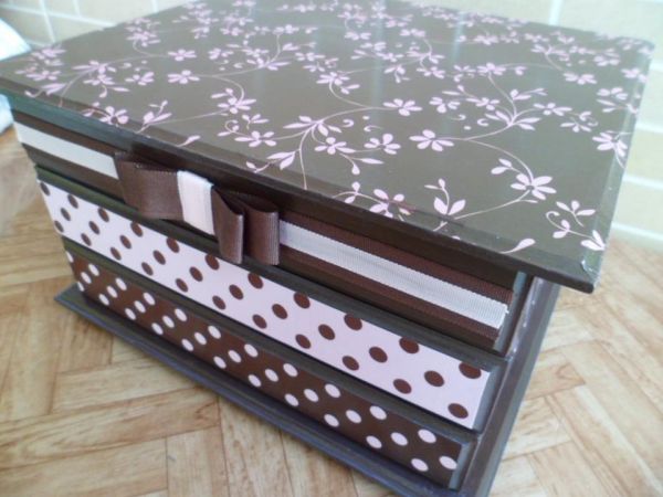 Cômoda Porta Jóias com 3 gavetas.