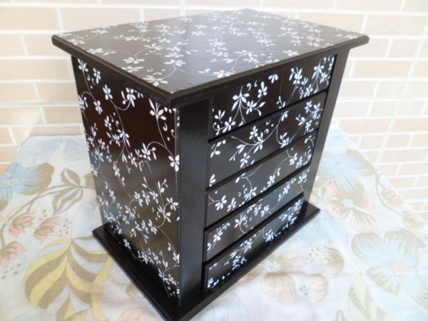 Cômoda Porta Jóias com 8 gavetas.