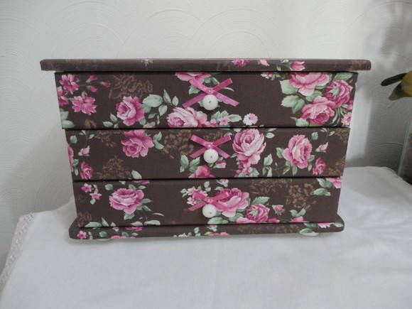 Cômoda Porta Jóias com 3 gavetas.