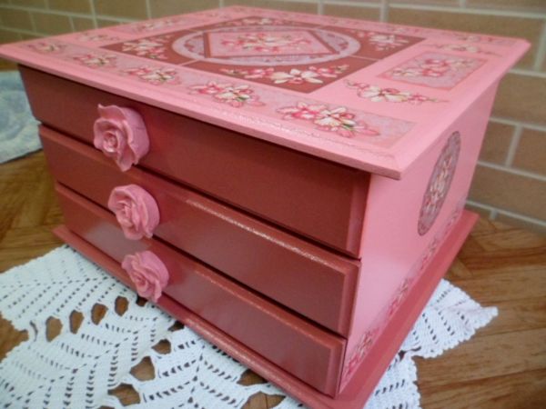 Cômoda Porta Jóias com 3 gavetas.