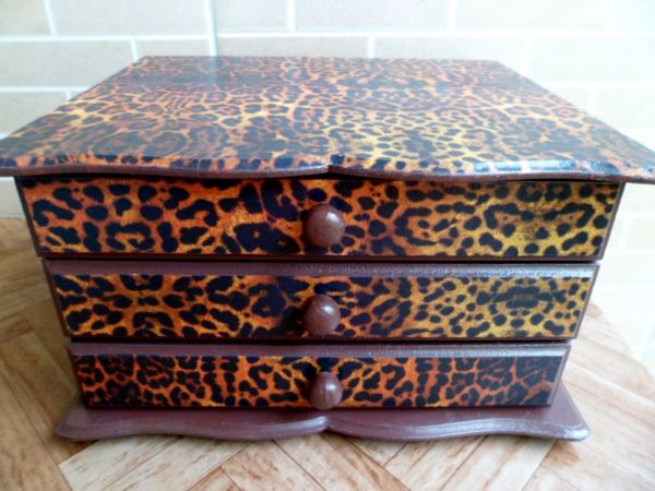 Cômoda Porta Jóias com 3 gavetas.